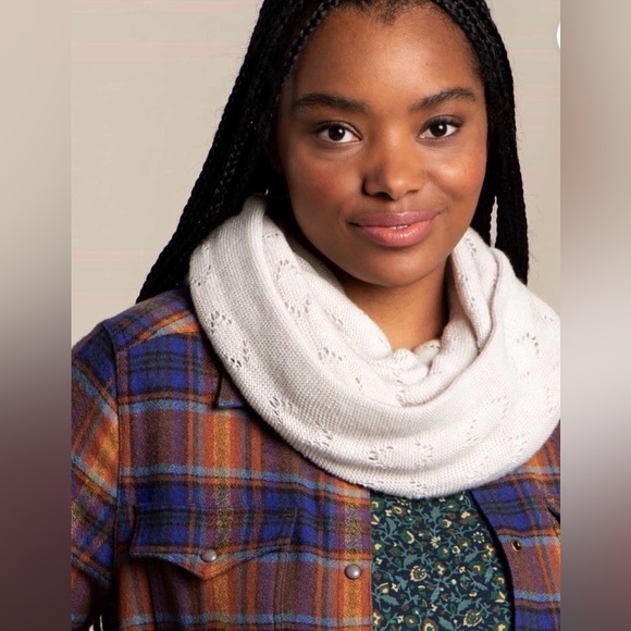 Toad and Co Accessories - 🌸 New Trendy Soft Toad & Co 100% Wool Infinity Scarf Soft Cream / Ivory Knit